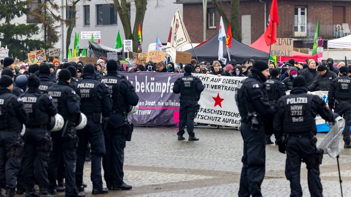 Etwa 2400 Gegendemonstranten schreien Parolen und zeigen Plakate gegen die AfD