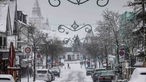 Winterberg: Häuser und Strassen sind schneebedeckt.