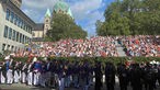 Die Königsparade beim Bürgerschützenfest am Fuße des Neusser Münsters