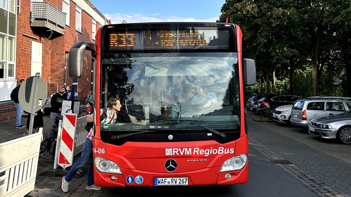 Ein Mann lehnt sich in einen Linienbus.