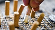 Zigarette wird in Aschenbecher ausgedrückt