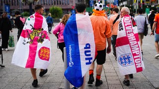 Niederlande- und England-Fans kommen vor dem EM-Halbfinale in Dortmund an