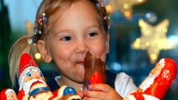 Kind isst Schokoladen-Nikolaus