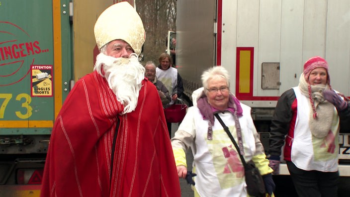 Der Bischof und sein Team zwischen den LKW auf dem Rastplatz