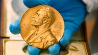 Eine goldene Nobelpreis-Medaille.