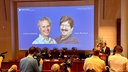 Thomas Perlmann (r), Sekretär der Nobelversammlung, verkündet die Gewinner des Nobelpreises für Medizin 2024, Victor Ambros (l-r, Leinwand) und Gary Ruvkun, von denen Fotos auf eine Leinwand projiziert werden.