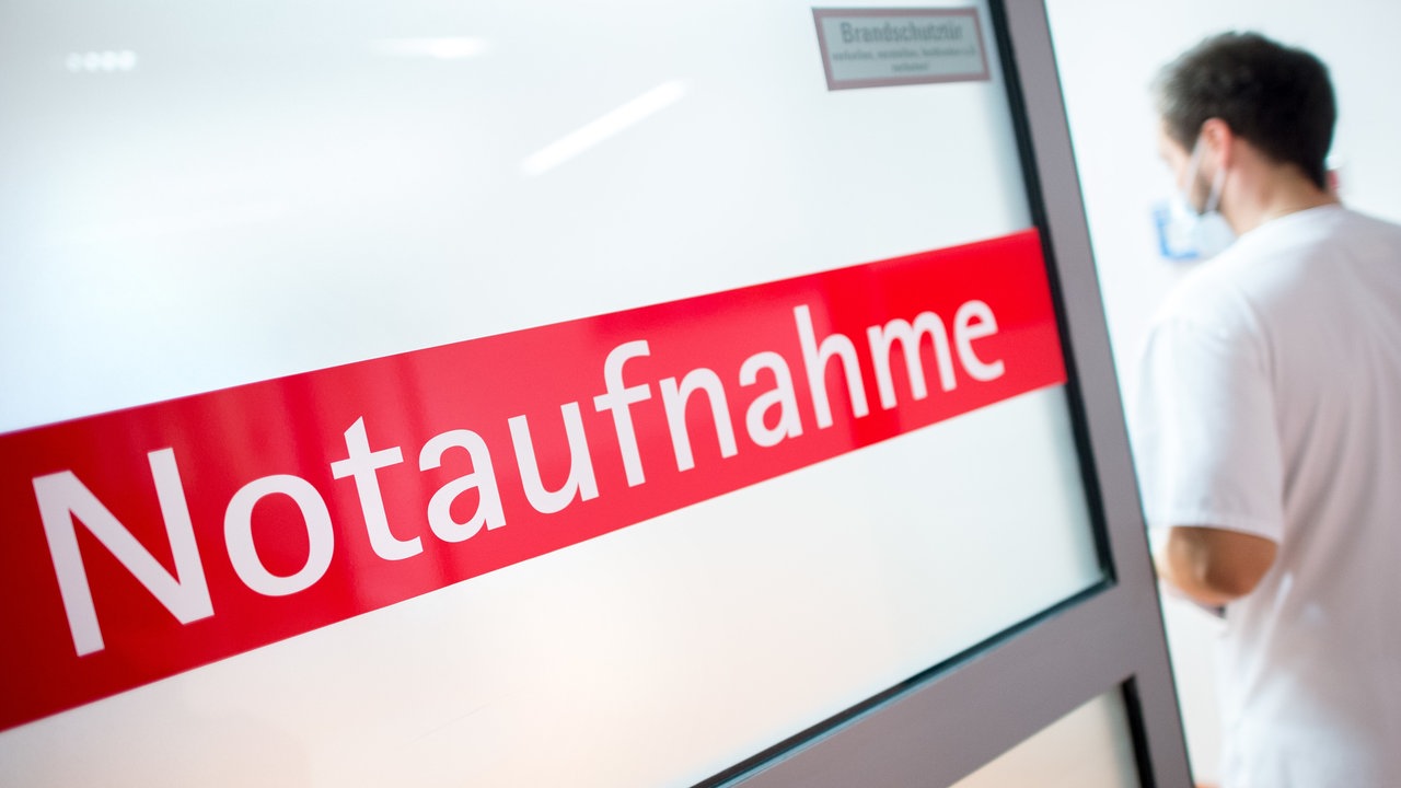 Schriftzug "Notaufnahme" auf einer Tür