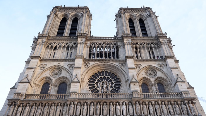 Notre-Dame Kathedrale von unten, frontal