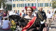 In Andenken an die britische Königin Victoria steht eine kostümierte Frau vor der Beethoven Statur in Bonn.