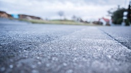 Gefrorener Regen, Blitzeis, der die Straßen in spiegelglatte Flächen verwandelt