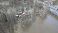 Das Restaurant "Zur Siegfähre" steht aufgrund des Hochwassers an der Sieg unter Wasser (Luftaufnahme mit einer Drohne)