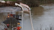 Ein Radweg nahe der Weser ist überflutet worden