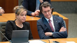 NRW-Wirtschaftsministerin Mona Neubaur (Bündnis 90/Die Grünen) und Ministerpräsident Henrik Wüst bei der 42. Sitzung des NRW-Landtags
