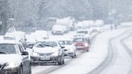 Nur langsam kommen Autos in der Innenstadt im dichten Schneetreiben voran