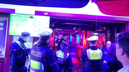 Polizei vor einer Disco