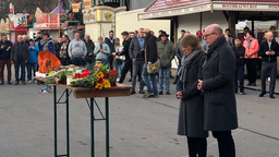 Münsters Oberbürgermeister Markus Lewe gedenkt dem verstorbenen Mann, der auf dem Send bei einem Messerangriff ums Leben kam