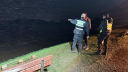 Schutzdeich  in Oberhausen, Männer stehen am Ufer