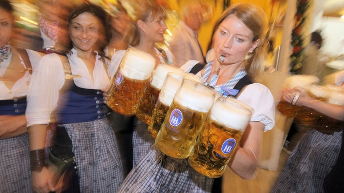 Acht Maß Bier trägt eine Kellnerin am 22.09.2012 in München (Bayern) 