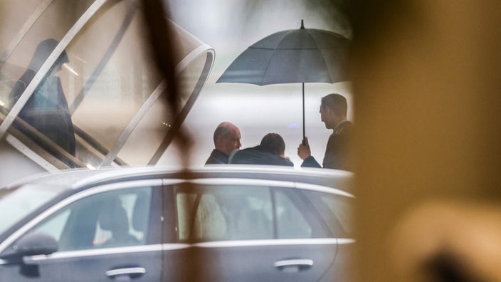 Olaf Scholz steigt aus Flugzeug in Köln-Bonn aus