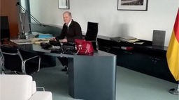 Berlin: Bundeskanzler Scholz ist in seinem ersten TikTok-Video am Schreibtisch sitzend zu sehen
