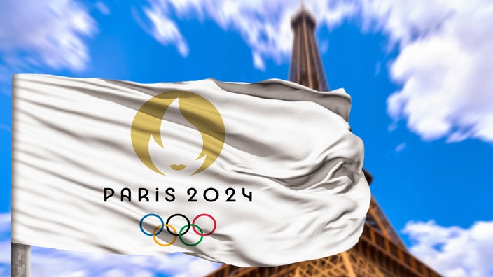 Die Flagge der Olympische Spiele 2024, im Hintergrund der Eiffelturm