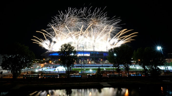 Feuerwerk ist bei der Olympia-Abschlussfeier über dem Stadion in Paris zu sehen.