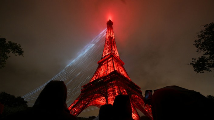 Eiffelturm bei Nacht beleuchtet