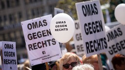 Demo: Omas gegen Rechts