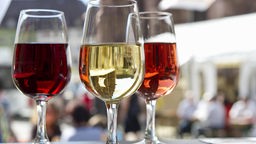 Gläser mit Weißwein, Rotwein und Rosé