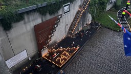 Kerzen scheinen hell am Ort des Gedenkens