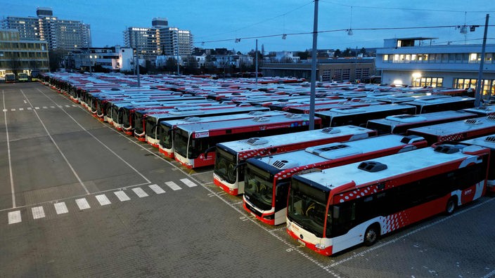 Busse stehen während des Verdi-Streiks in einem Depot