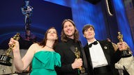 Jennifer Lame mit dem Oscar für den besten Filmschnitt für "Oppenheimer", Ludwig Goransson mit dem Oscar für die beste Filmmusik für "Oppenheimer" und Cillian Murphy mit dem Oscar für den besten Schauspieler für "Oppenheimer" 