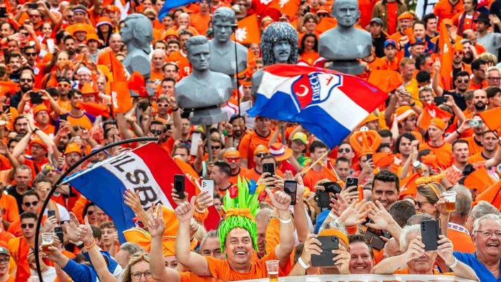 Tausende fröhliche Oranje Fans ziehen durch den Olympiapark zur Fan Zone