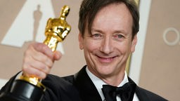 Komponist Volker Bertelmann mit dem Preis für die beste Filmmusik für «Im Westen nichts Neues» im Presseraum der Oscar-Verleihung im Dolby Theatre