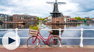 Niederlande: Ein Fahrrad vor einer Gracht