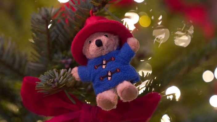Paddington Bär Weihnachtsschmuck hängt an einem Tannenbaum