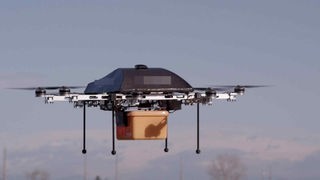 Prototyp einer Drohne liefert Paket aus