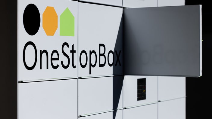 Bonn: Eine Paketstation ohne Label von OneStopBox, einer Tochterfirma der Deutschen Post DHL, steht unweit der Konzernzentrale