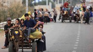 Eine palästinensische Familie auf einem Wagen sitzend, der von einem Esel gezogen wird