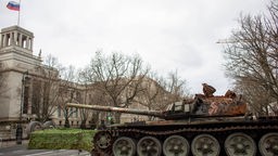 Aktivisten haben mit einem Sattelauflieger, das Wrack eines russischen Panzers vom Typ T-72 am frühen Freitagmorgen am Boulevard Unter den Linden - vor der Botschaft Russlands abgestellt.