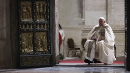 Papst Franziskus an der Heiligen Pforte im Petersdom