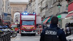 Abgesperrte Straße in Paris mit Feuerwehrautos und Polizei