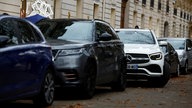 SUVs parken an einer Straße in Paris