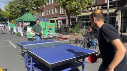 Tischtennisspiel mitten auf der Straße