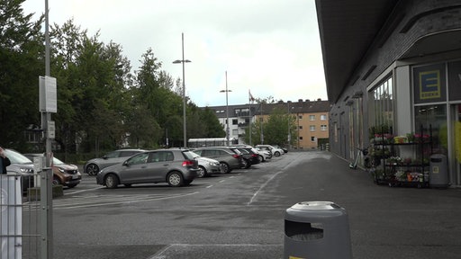 Ein Parkplatz vom Edeka-Supermarkt auf dem einige Autos stehen