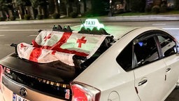 Taxi mit Flagge bei Parlamentswahl in Georgien