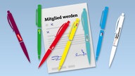 Formular mit Aufschrift "Mitglied werden" und Kugelschreibern der verschiedenen politischen Parteien