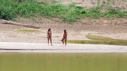 Indigene vom unkontaktierten Volk der Mashco Piro sind im Südosten des südamerikanischen Landes in der Nähe von Holzeinschlaggebieten zu sehen.