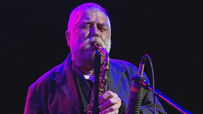 Peter Brötzmann bläst in sein Saxophon.
