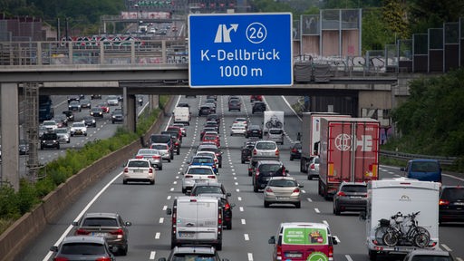 Zahlreiche Autos fahren auf der Autobahn A3 bei Köln Dellbrück.